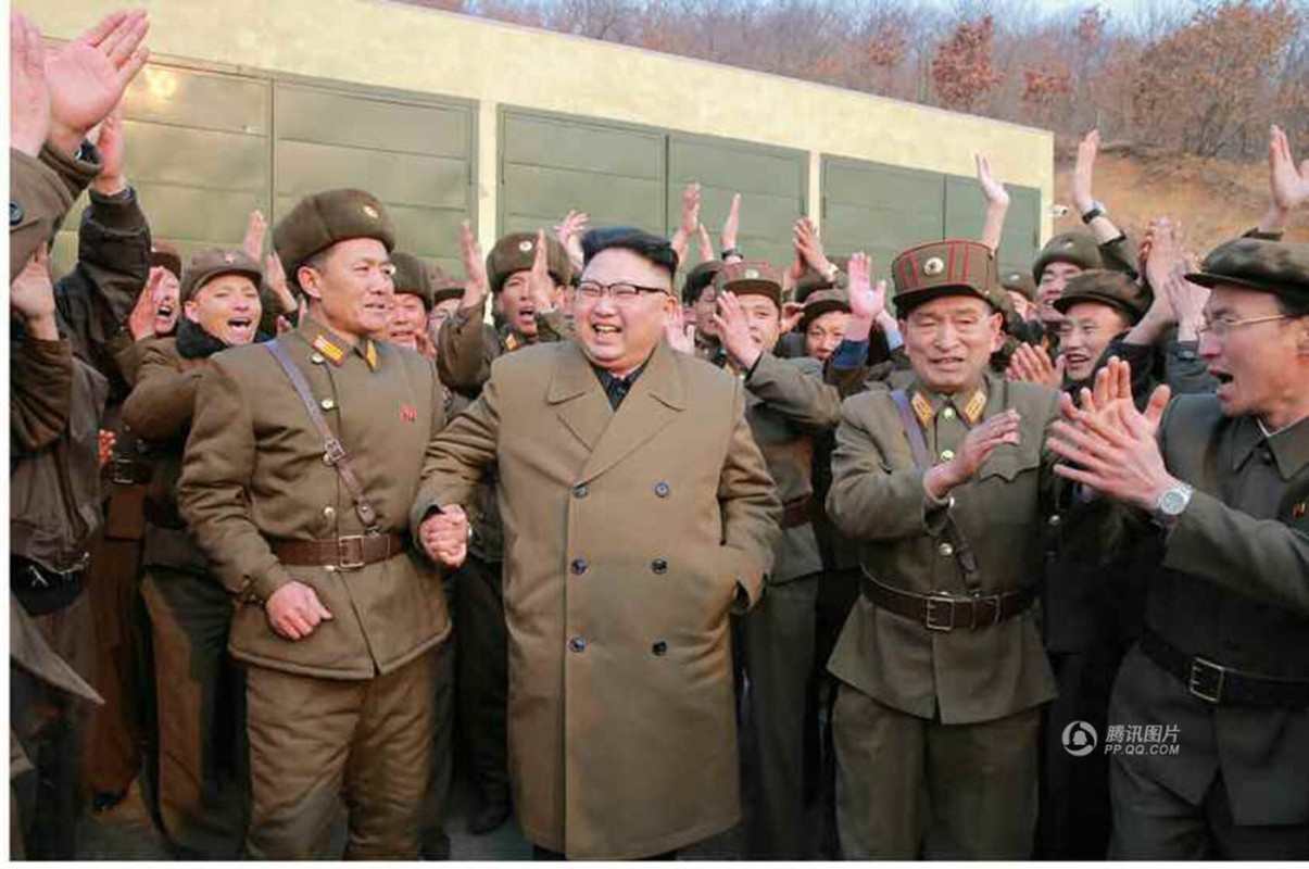 Anh: Ong Kim Jong-un thi sat thu nghiem dong co ten lua moi-Hinh-6